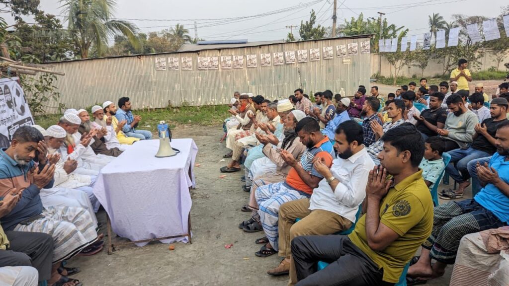 ইউপি উপনির্বাচনে ফুটবল প্রতীকে ভোট চেয়ে ভোটারদের সাথে মতবিনিময় ও উঠান বৈঠক