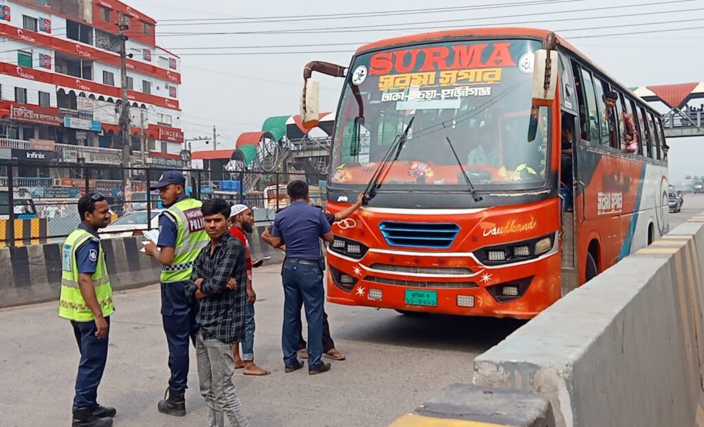 মহাসড়কের মাঝখানে যাত্রীবাহী বাস থামলেই মামলা
