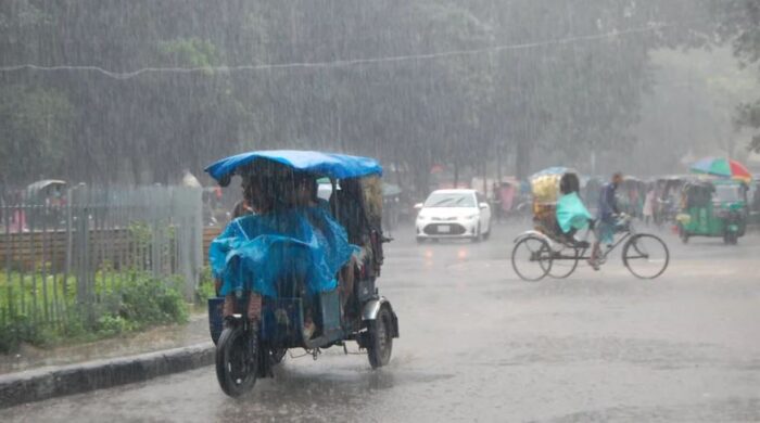 আগামী ২৪ ঘণ্টায় দেশের অধিকাংশ জায়গায় বজ্রসহ বৃষ্টির আভাস রয়েছে জানিয়েছে বাংলাদেশ আবহাওয়া অধিদপ্তর। পাশাপাশি দেশের কোথাও কোথাও মাঝারি ধরনের ভারী থেকে অতি ভারী বৃষ্টি আভাস দিয়েছে এই সংস্থাটি।