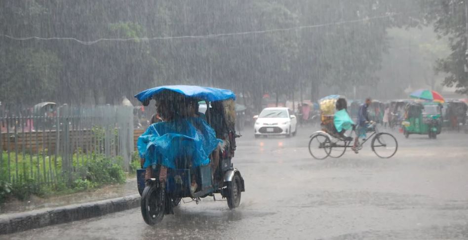 আগামী ২৪ ঘণ্টায় দেশের অধিকাংশ জায়গায় বজ্রসহ বৃষ্টির আভাস রয়েছে জানিয়েছে বাংলাদেশ আবহাওয়া অধিদপ্তর। পাশাপাশি দেশের কোথাও কোথাও মাঝারি ধরনের ভারী থেকে অতি ভারী বৃষ্টি আভাস দিয়েছে এই সংস্থাটি।