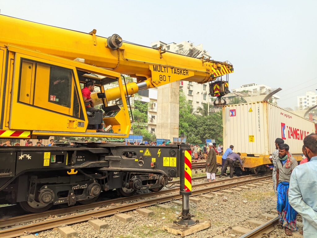 উত্তরায় কনটেইনারবাহী ট্রেনের ৩ বগি লাইনচ্যুত