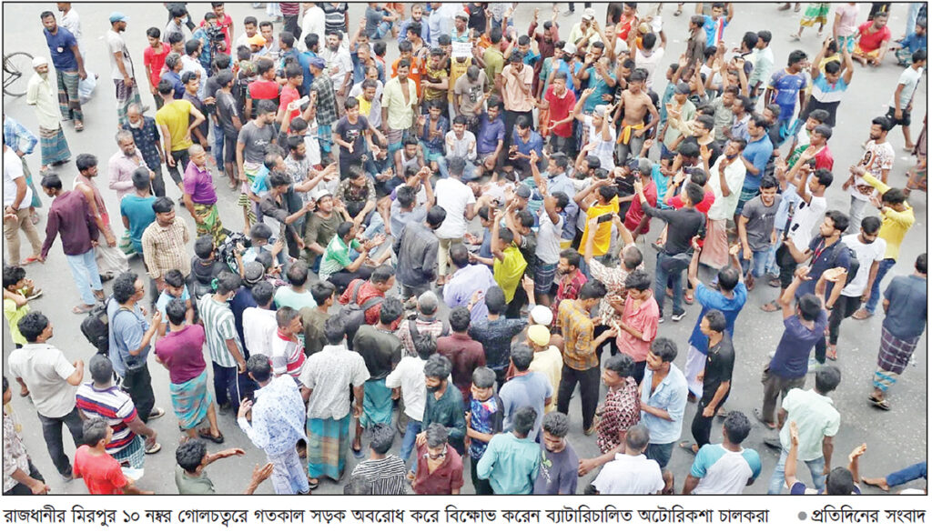 ঢাকার সড়কে অটোরিকশা চালকরা, বন্ধ যান চলাচল