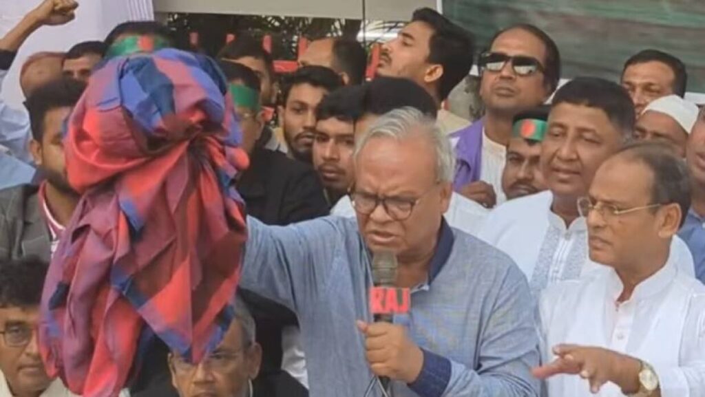 স্ত্রীর ভারতীয় শাড়ি রাস্তায় ফেলে আগুন দিলেন রিজভী