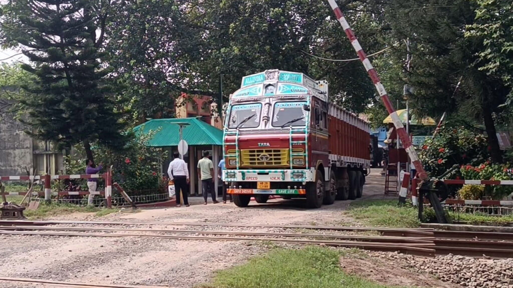 বেনাপোল দিয়ে ১৭ দিনে ১৬৫৫ টন চাল আমদানি