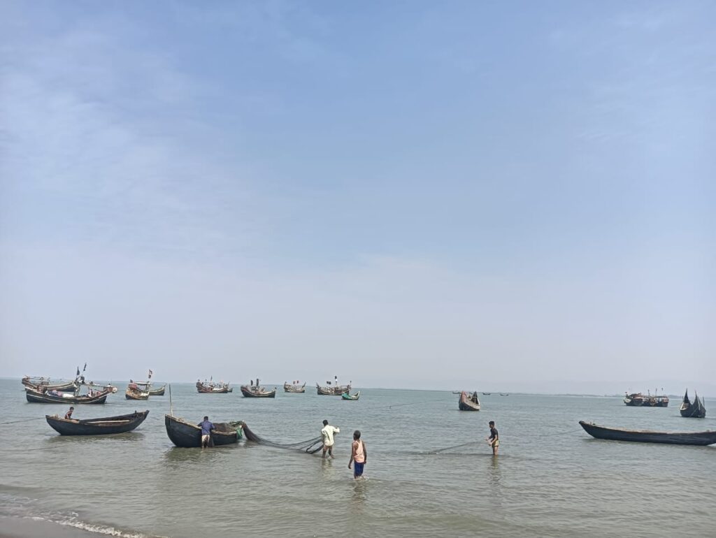 টেকনাফের সেন্টমার্টিন বঙ্গোপসাগর থেকে ৫ জেলেকে ধরে নিয়ে গেছে আরাকান আর্মি