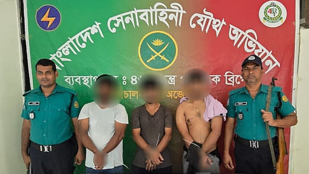 যৌথ বাহিনীর অভিযানে অস্ত্রসহ চারজন গ্রেফতার পুরান ঢাকায়