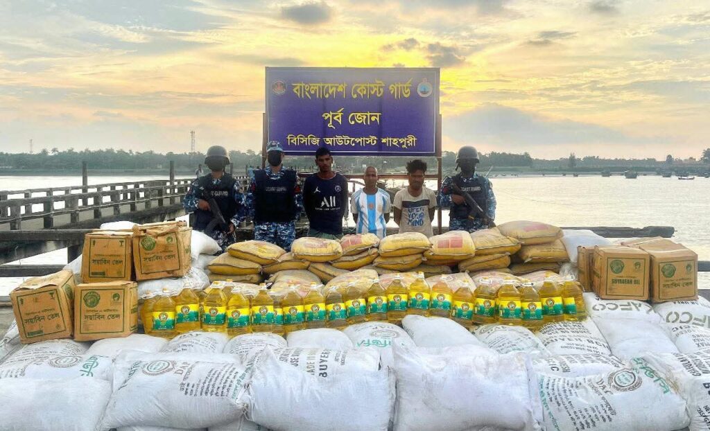 মায়ানমার হতে পণ্যের বিনিময়ে মাদক পাচারকালে বিপুল পরিমাণ পণ্যসামগ্রীসহ ৩ জন পাচারকারীকে আটক করেছে কোস্ট গার্ড।