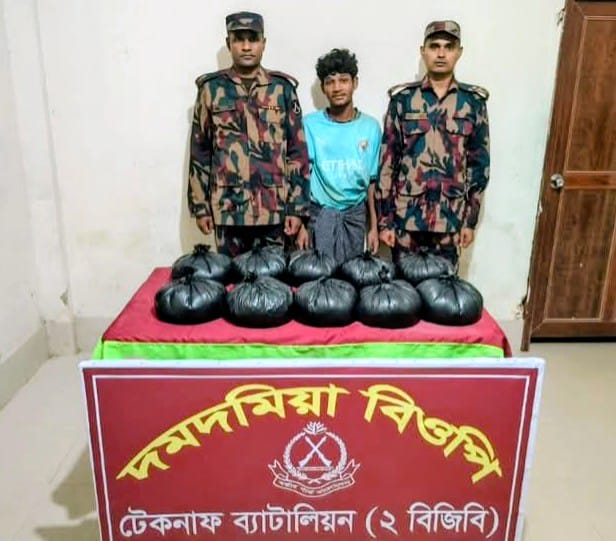 টেকনাফ দমদমিয়ার বিজিবি’র চেকপোস্টে তল্লাশী করে দেশীয় মদ সহ এক যুবক আটক।