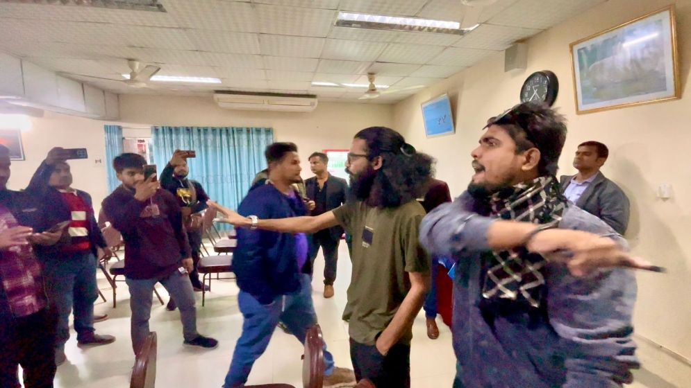 সাংবাদিকদের হুমকি দেওয়া যুবশক্তির দুই নেতাকে অব্যাহতি