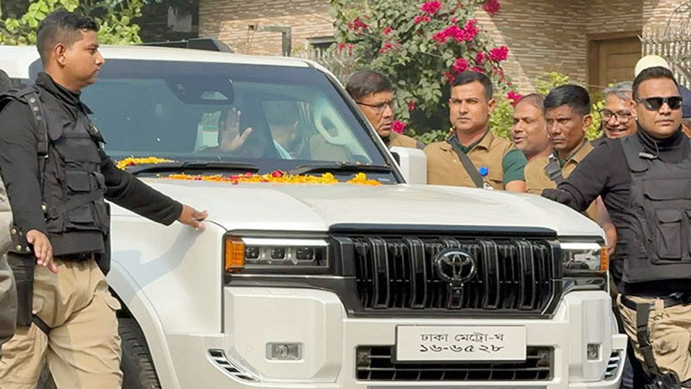 ছোট ভাইয়ের কবর জিয়ারতে বনানীর পথে তারেক রহমান