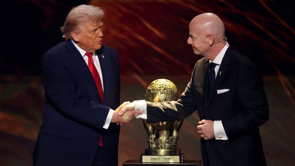 ট্রাম্পকে শান্তি পুরস্কার দিয়ে অশান্তিতে ফিফা সভাপতি