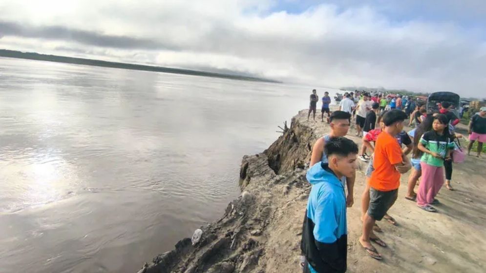 ভূমিধসে নদীতে তলিয়ে গেল নৌকা, নিহত ১২