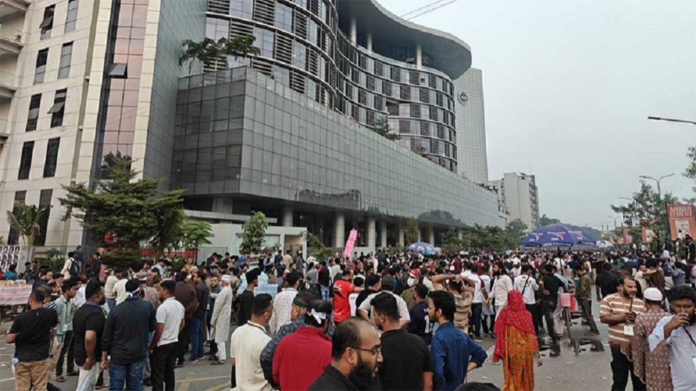 বিটিআরসিতে মোবাইল ফোন ব্যবসায়ীদের হামলা